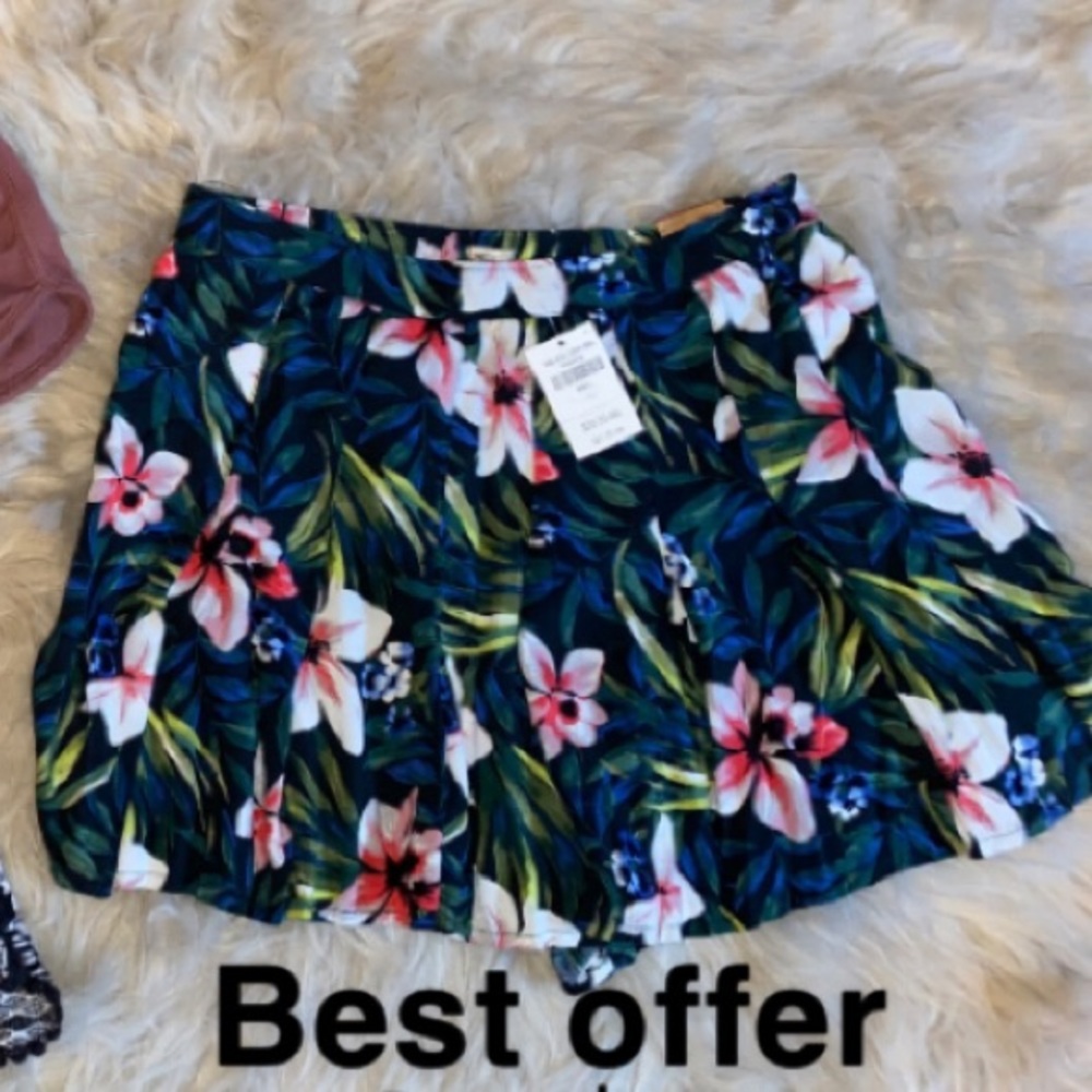 Hollister shorts that look like skirt